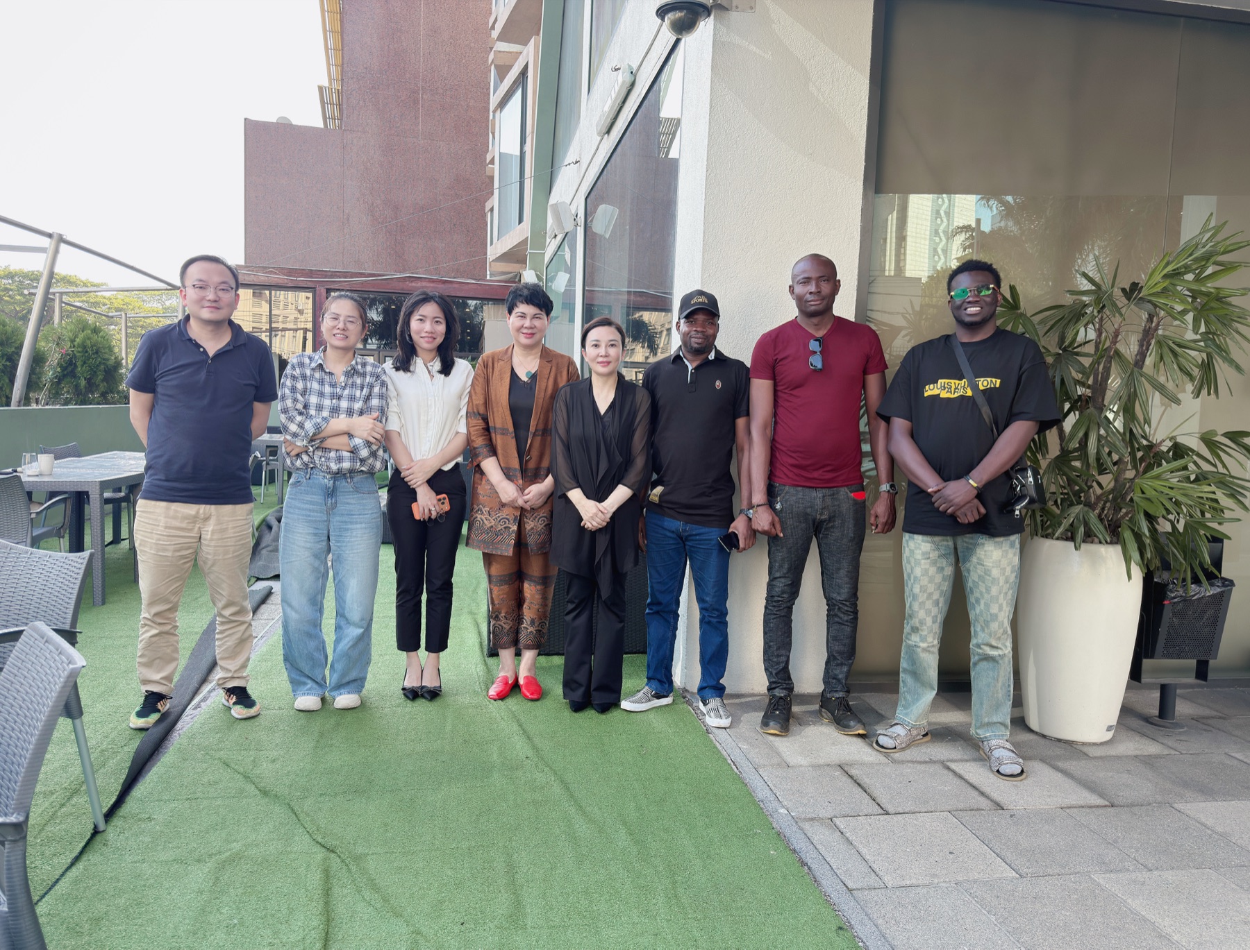 景实贸易中非团队合影 Jingshi Trading China–Africa team